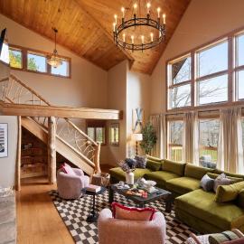 Velvet Timber Haus | HotTub, Sauna, Firepit, Games, hotel in Windham