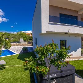 Holiday house VILLA PATRICK with pool, jacuzzi and sauna, hotel a Kornić
