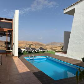 Private villa with pool in the mountains, khách sạn ở Pájara