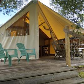 Camping du pont d'Oust، فندق في Peillac