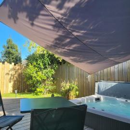 Studio de jardin au calme، فندق في إنيبونت