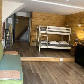 Ambiance chalet T1 bis cosy pour 5 personnes avec patio à 25 mn des plages, hotel a Tourbes