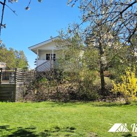 Cozy cottage on beautiful Rossö, Orust SE09130, hotel en Varekil