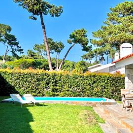 Villa Alba by refuge holiday homes، فندق في Colares