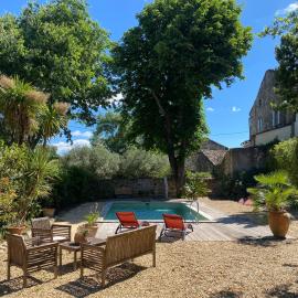 La Maison des Lauriers, hotel in Arpaillargues-et-Aureillac