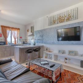 Charming 2 bedroom penthouse with sun terrace AAZZ1-1, hotel en Luqa