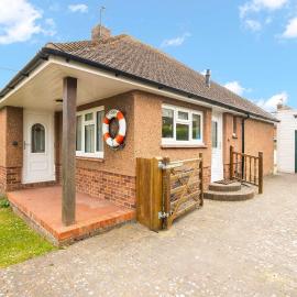 The Dinghy Coastal Bungalow in Pevensey Bay, hotel in Pevensey
