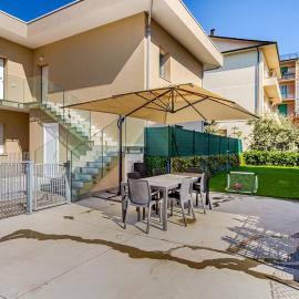 Elegant apartment with large garden and parking