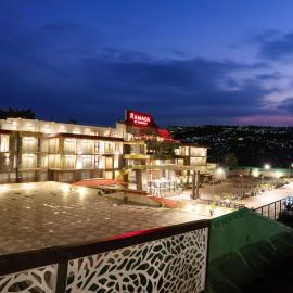 Ramada by Wyndham Murree Lower Topa Resort, hotel u gradu 'Murree'