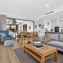 Witton Breeze - Modern Seaside Stay by Jetty & Cafés, hotel in Port Noarlunga