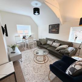 Flat 2, Spacious & Modern Apartment, hotelli kohteessa Fakenham