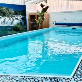 Stylish holiday home with heated indoor pool, hotel Hellevoetsluisben