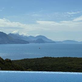 Carob Breeze House, hotel in Krimovice