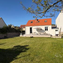 Maison semi individuelle avec jardin, Hotel in Ambleteuse