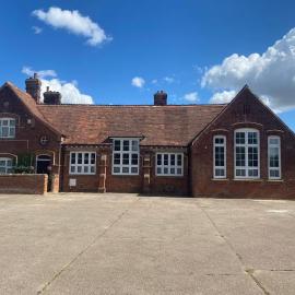 Skool House Retreat - 9 bedroom option, hotel a Bodham