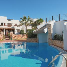 Casa Flores - Private Garden Apt, Pool & 5 min walk to Beaches, hotel in Cala d´Or