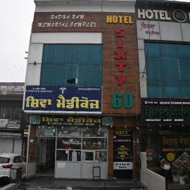 Hotel 60, מלון בBhucho