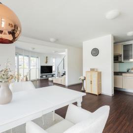 Helles Penthouse mit Dachterrasse & Bergblick