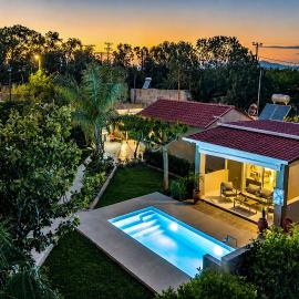 Sea Breeze & Nature villa, with heated pool and garden retreat, hotel sa Kremasti