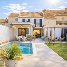 Grande Maison familiale - Piscine privée & Jardin clos - 10min Avignon & Château-neuf-du-Pape - Climatisation - Parking privé gratuit - Animaux admis, hotel en Sorgues