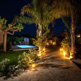 Sea Breeze & Nature villa, with heated pool and garden retreat, hotel u gradu 'Kremasti'