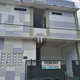 KOS PULOSARI 5 Menit Ke ARJOSARI KAMAR MANDI DALAM FREE WIFI, hotel in Blimbing
