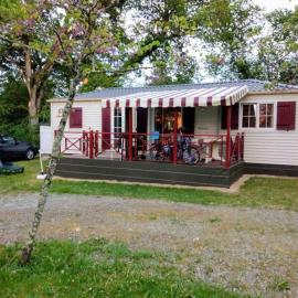 Bungalow charmant à Saint-Honoré-les-Bains 40 m² avec terrasse, hotel in Saint-Honoré-les-Bains