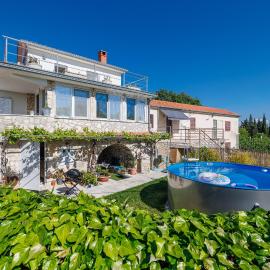 Holiday house Little Oasis Krk, hótel í Kras