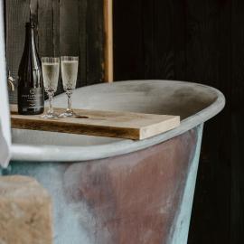Luxury Woodland Retreat near Lyme Regis with outdoor copper bath tub, hotel in Uplyme