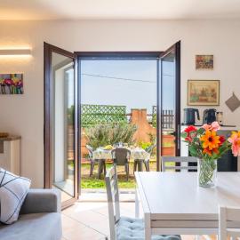 10' from the Sea, Apartment with Garden, WiFi & AC