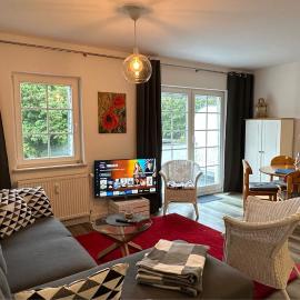 Gemütliche FeWo mit Balkon nahe der Ostsee - 2 Schlafzimmer, hotel in Wischuer