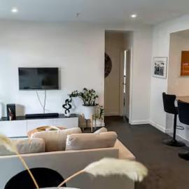 Cozy 1BR Stay including Study, WiFi and Parking near CBD
