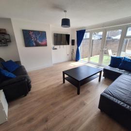 3 BED, Terrace House, Sleeps up to 7 people, Garden, hotel in Cardiff