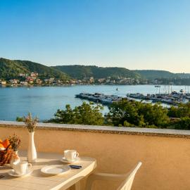 Pljesa Apartments -Meerblick mit Terrasse & Grill by rentyourhome24