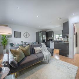 The Residence at West Drayton, Heathrow, Stylish 2 Bed with Parking