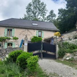 Le vieux vieux manoir de la guardo face au Mont Valier, hotel a Seix