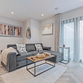 Stylish 1-Bed London Apartment Near Tube Sleeps 4