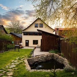 Pstrug House – hotel w mieście Jasina