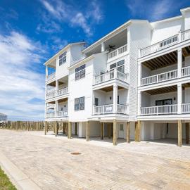 Brand New Luxury Build 2 Min Walk to Beach w Pool, hotel u gradu Kil Devil Hils