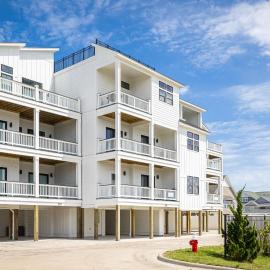 Brand New Luxury Townhome Close to Beach with Pool، فندق في كيل ديفيل هيلز