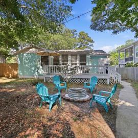 Charming Newly Updated OKI Bungalow with Fire Pit