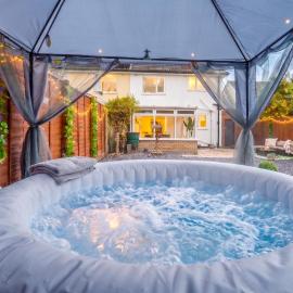 Luxury 2BR Cambridge House | Hot Tub & Pool Table, hótel í Cambridge