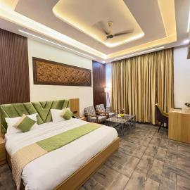 Highway Resort With Swimming pool & Spa, hotel a Gajraula