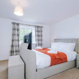 Large Preston Home with Garden and Free Parking, Sleeps 10