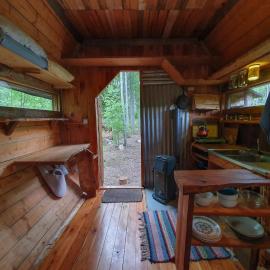 Rustic Cabin on Off-Grid Homestead، فندق في Brattfors