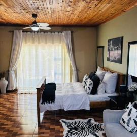 Contemporary room at Palm Rose - 2372: Kwekwe şehrinde bir otel