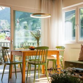 Kreuzwegerhof Nals - Historic Nature Stay with Pool near Meran & Bozen, hotelli kohteessa Nalles