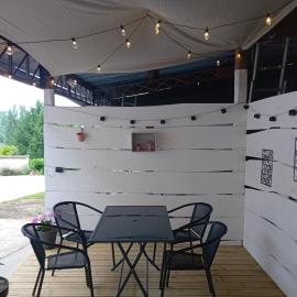 Charmant studio rénové au calme avec terrasse - Proche Futuroscope, hotel a Chenevelles