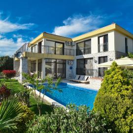 Vila sa bazenom Emar, Budva, hotel in Krimovice