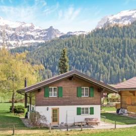Sonniges Chalet mit fantastischem Bergblick, hotell i Lenk